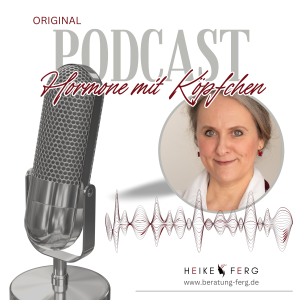 Hier ist das Cover meines Podcast eingebunden. Im Vordergrund ein Mikro.