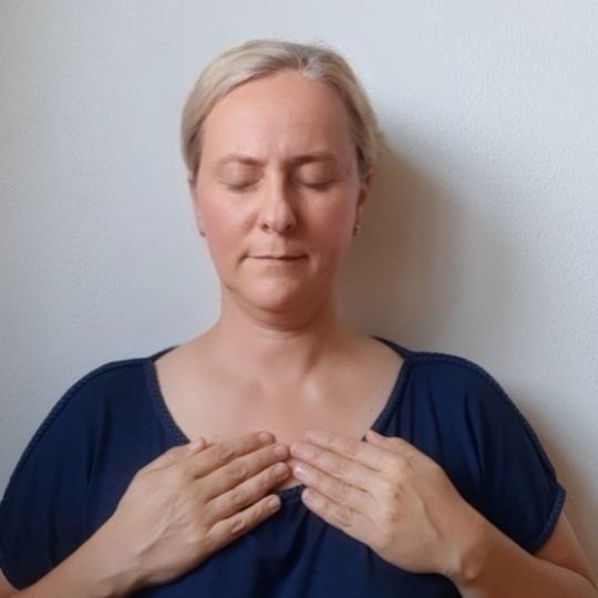 Als Hormoncoach mit psychologischer Spezialisierung unterstütze ich Frauen dabei, Hormonschwankungen, Stress und psychische Belastung im Alltag wieder ins Gleichgewicht zu bringen – mit Fokus auf Psyche, Klarheit und Stärke.