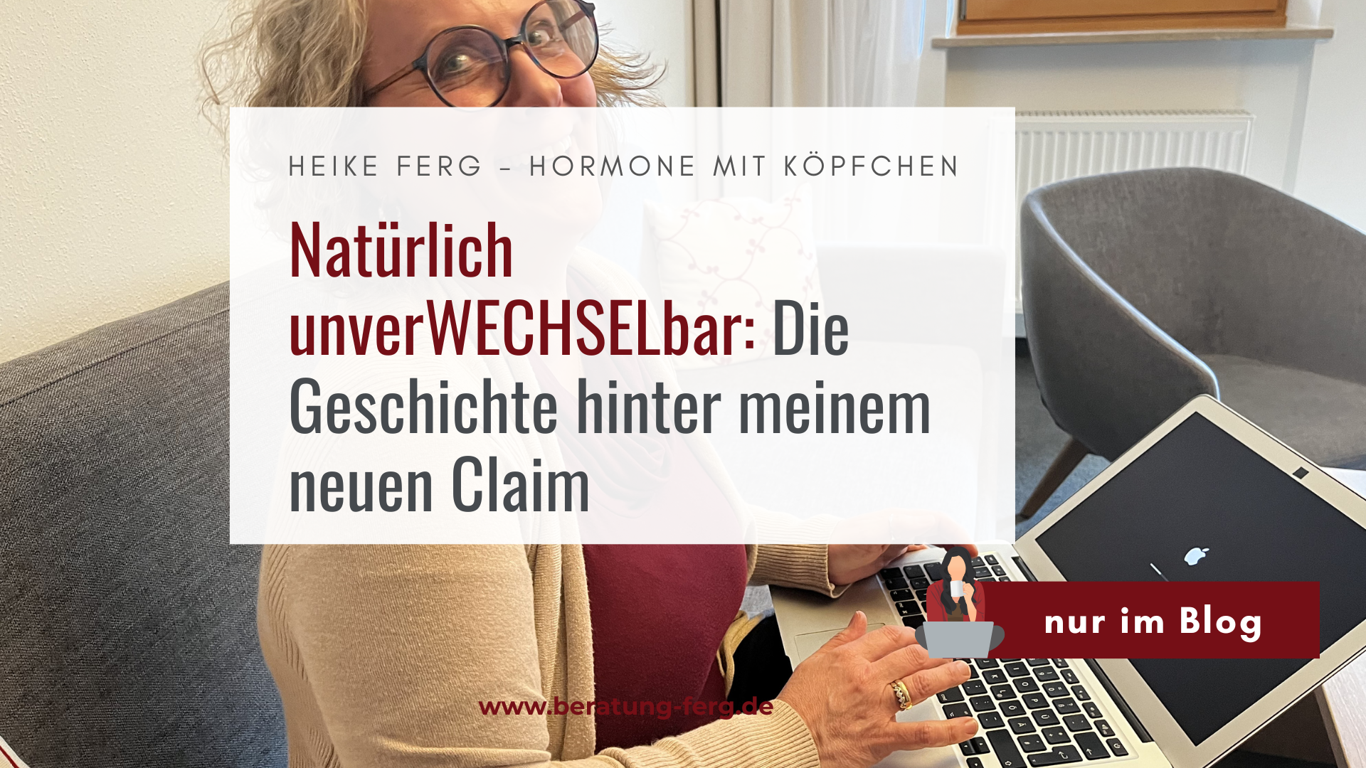 Heike Ferg, Hormoncoach für Frauen in den Wechseljahre am Laptop - beim Entwickeln des neuen Claims: Natürlich unverWECHSELbar.