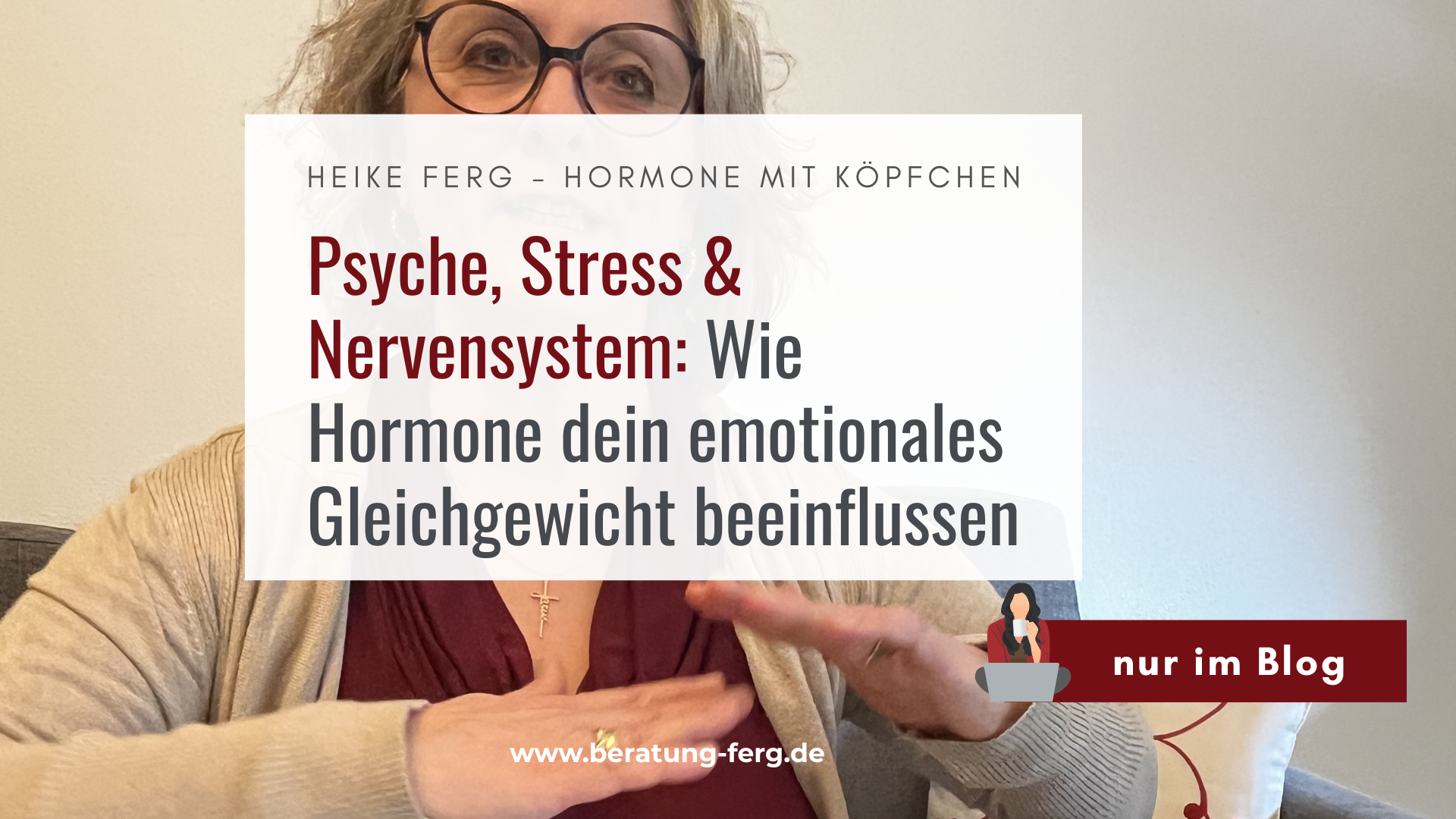 Hormoncoach Heike Ferg erklärt gestikulierend die Zusammenhänge von Hormonen, Psyche, Stress & Nervensystem.