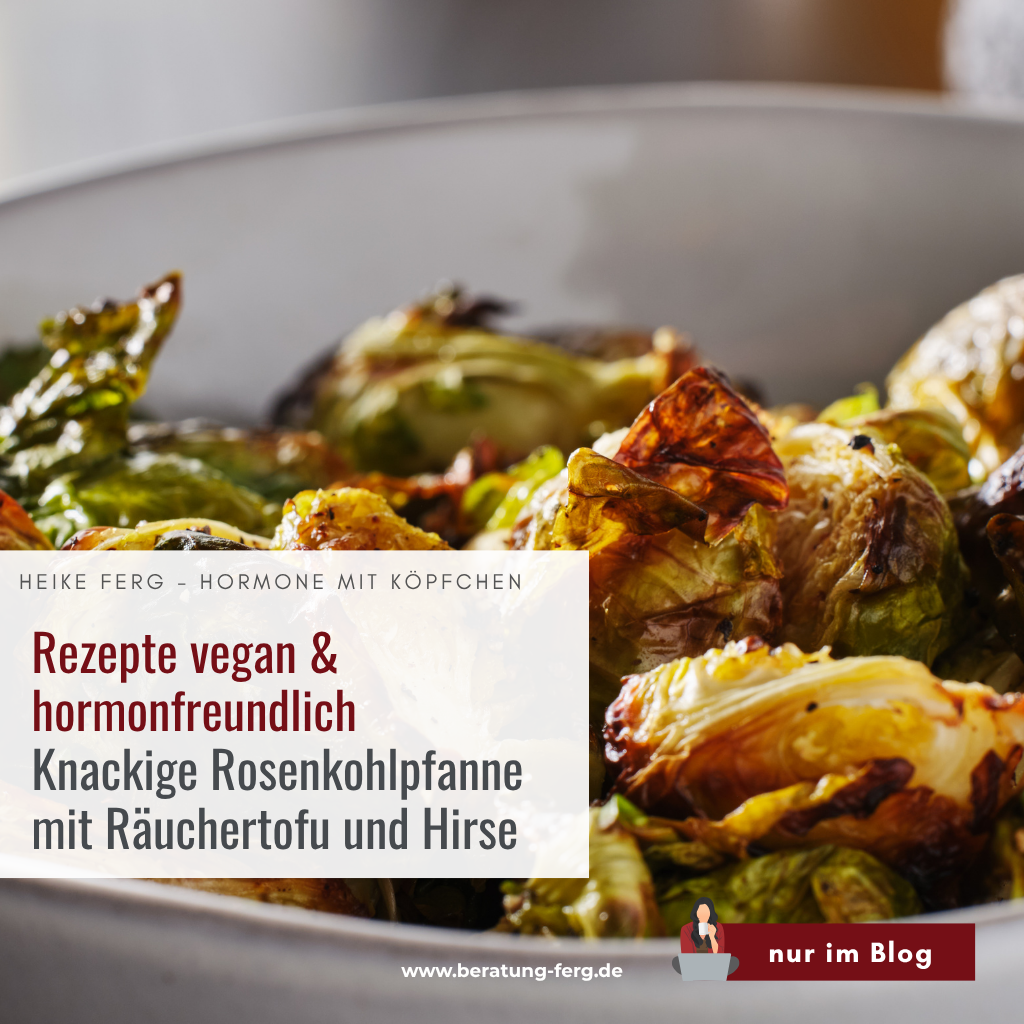 Mehr über den Artikel erfahren Knackige Rosenkohlpfanne mit Räuchertofu und Hirse