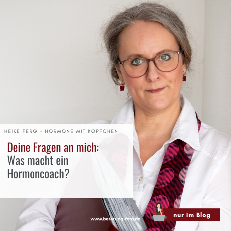Heike Ferg, Hormoncoach für Frauen in den Wechseljahren, mit einem Ordner in der Hand