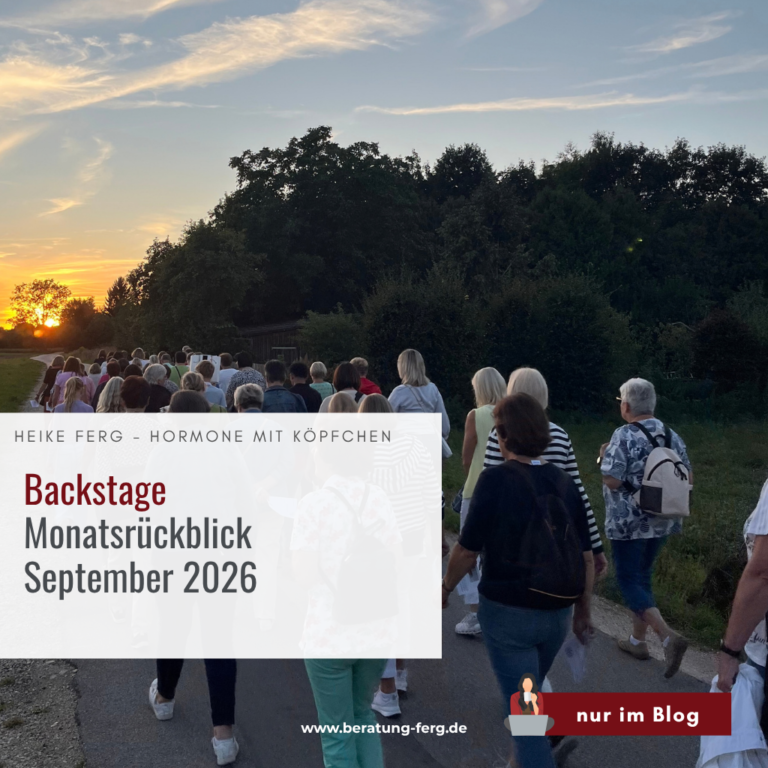 Hormoncoach Ferg Monatsrückblick September 2026 Frauen von hinten beim Wallfahrten