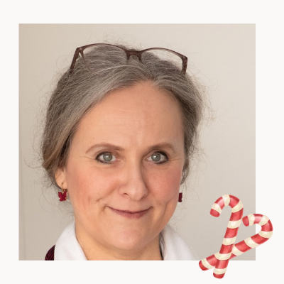 Ein mit Zuckerstangen verziertes Porträts von Hormoncoach Heike Ferg